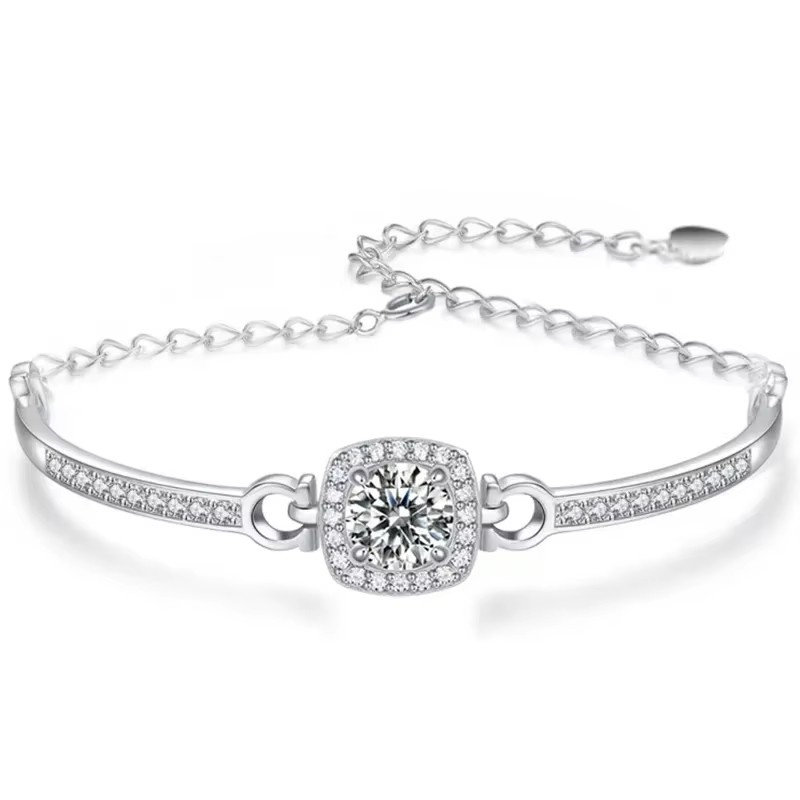 Custom a String of Starlight: Moissanite Silver Bracelet Carries One-of-a-kind Preference
