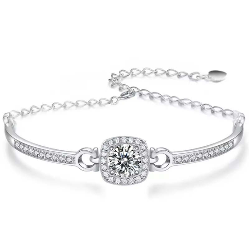 Custom a String of Starlight: Moissanite Silver Bracelet Carries One-of-a-kind Preference