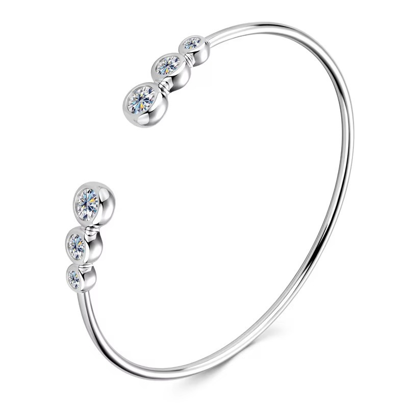 Custom a String of Starlight: Moissanite Silver Bracelet Carries One-of-a-kind Preference